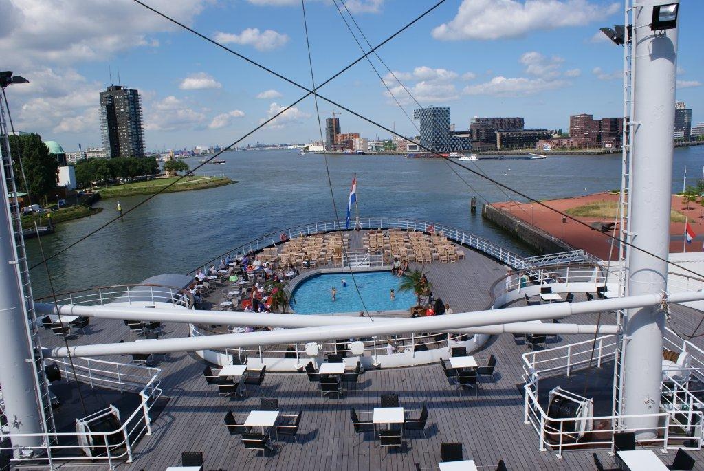 De Rotterdam Back deck with pool